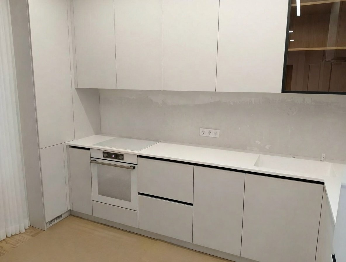 После — Угловая кухня с каменной столешницей и раковиной из…