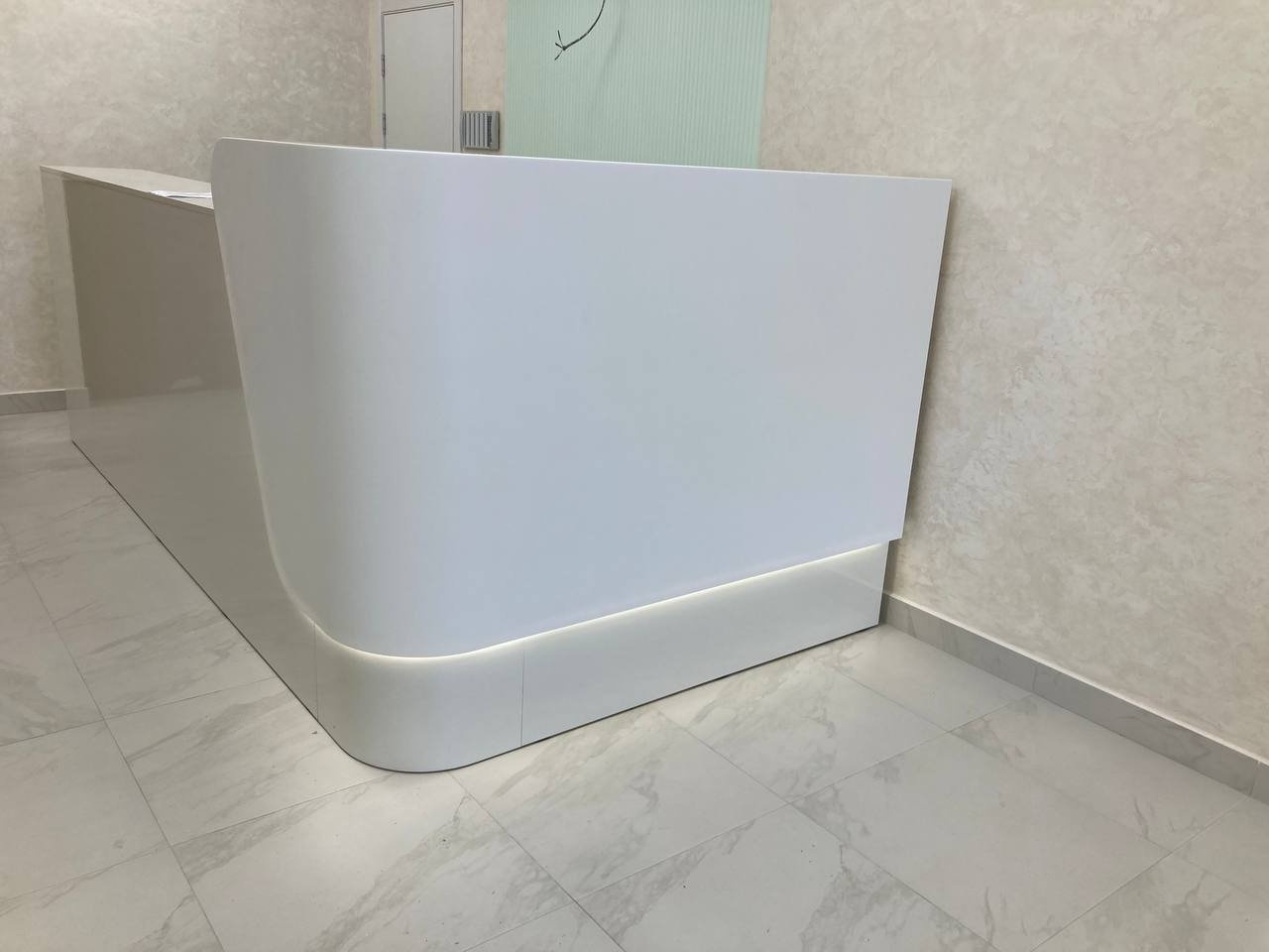 Ресепшен из камня Grandex P104 белый глянец и плавные линии